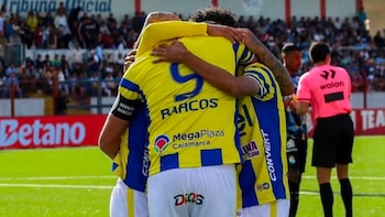 O último abraço de Hernán Barcos ao time de Cajamarca. - Crédito: Difusão