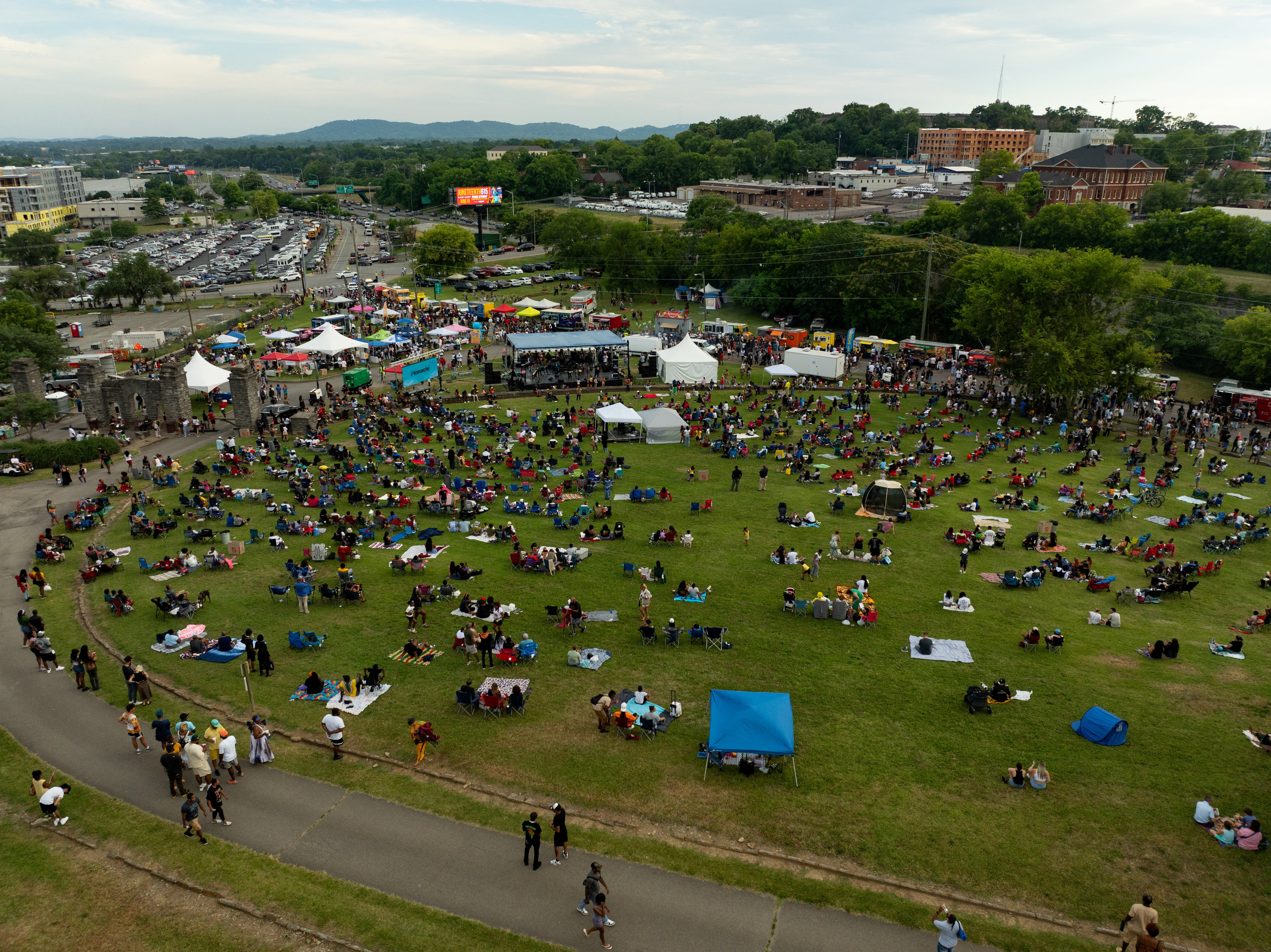 Desde comidas al aire libre hasta conciertos y paneles educativos, Juneteenth se celebra como el verdadero Día de la Emancipación. (REUTERS/Kevin Wurm)