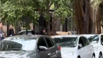 Furia en Navidad: un grupo de vecinos rompió un auto porque estaba mal estacionado