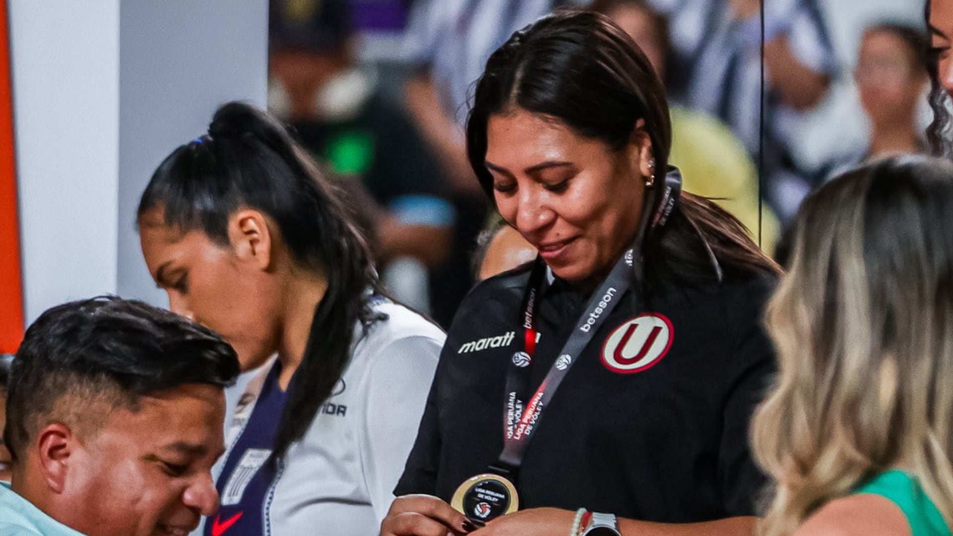 Mirian Patiño fue distinguida como la mejor líbero de la Liga Peruana de Vóley 2025/26. Crédito: Prensa U