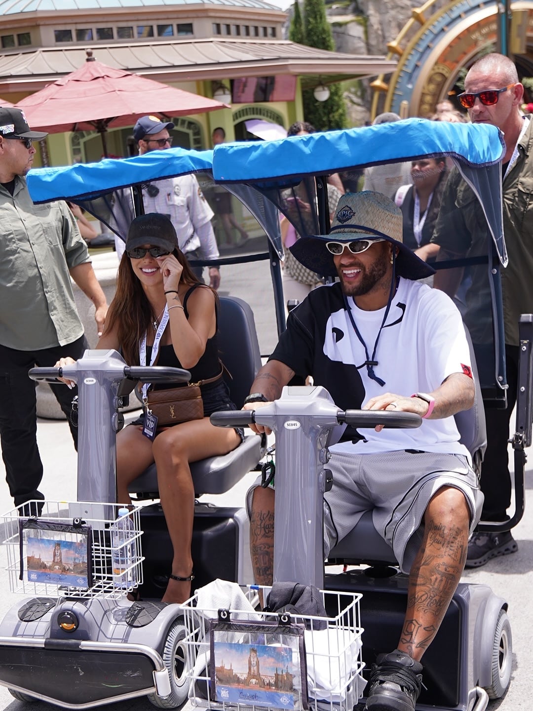 Neymar disfrutó de unas vacaciones en Estados Unidos luego de la eliminación de Brasil en el Mundial y fue visto a bordo de un scooter (@brunabiancardi)