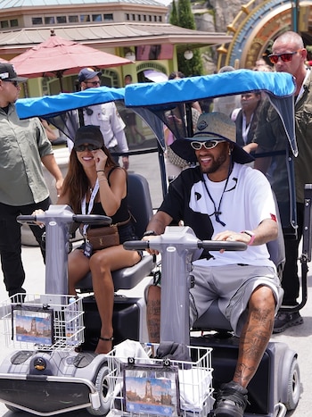 Neymar disfrutó de unas vacaciones en Estados Unidos luego de la eliminación de Brasil en el Mundial y fue visto a bordo de un scooter (@brunabiancardi)