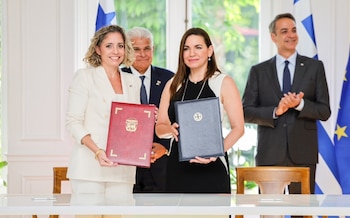 Gloria María de León, administradora de la Autoridad de Turismo de Panamá (izq) y Olga Kefalogianni, ministra de Cultura de Gracia, firmaron un acuerdo turístico. (Presidencia Panamá)