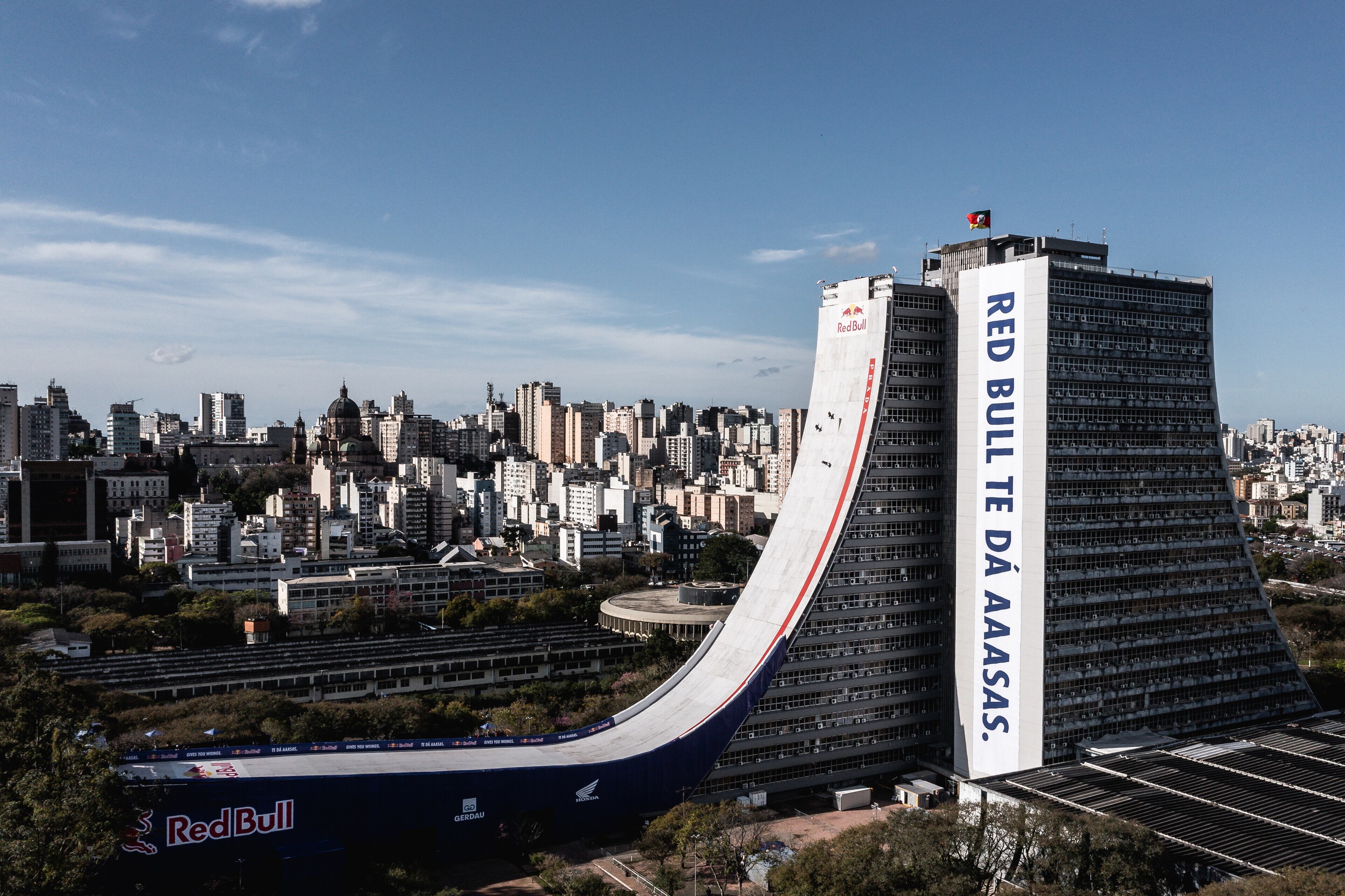 La rampa más alta del mundo que se construyó en el edificio CAFF (@redbullCL)