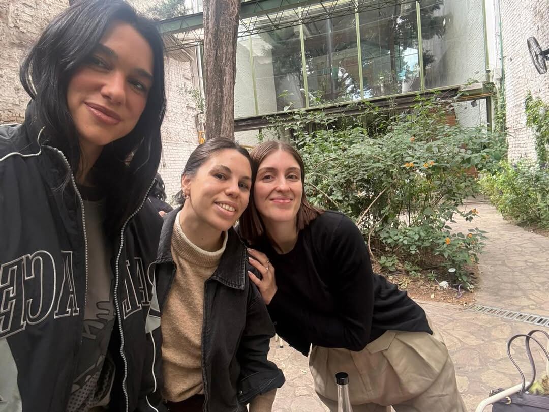 Dua Lipa con dos fans poco después de su llegada al país (Instagram/@dlipargentina)