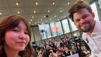 Es una revelación del ajedrez, le pidió una foto al número uno del mundo antes de enfrentarlo y él la denunció