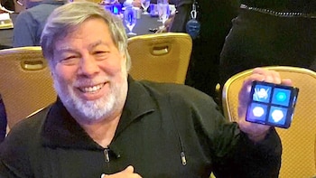 "Woz" o Steve Wozniak apoyando
