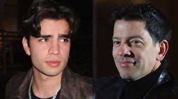 A la izquierda, retrato de un hombre joven con una cadena plateada; a la derecha, retrato de un hombre adulto con un jersey de cuello alto.