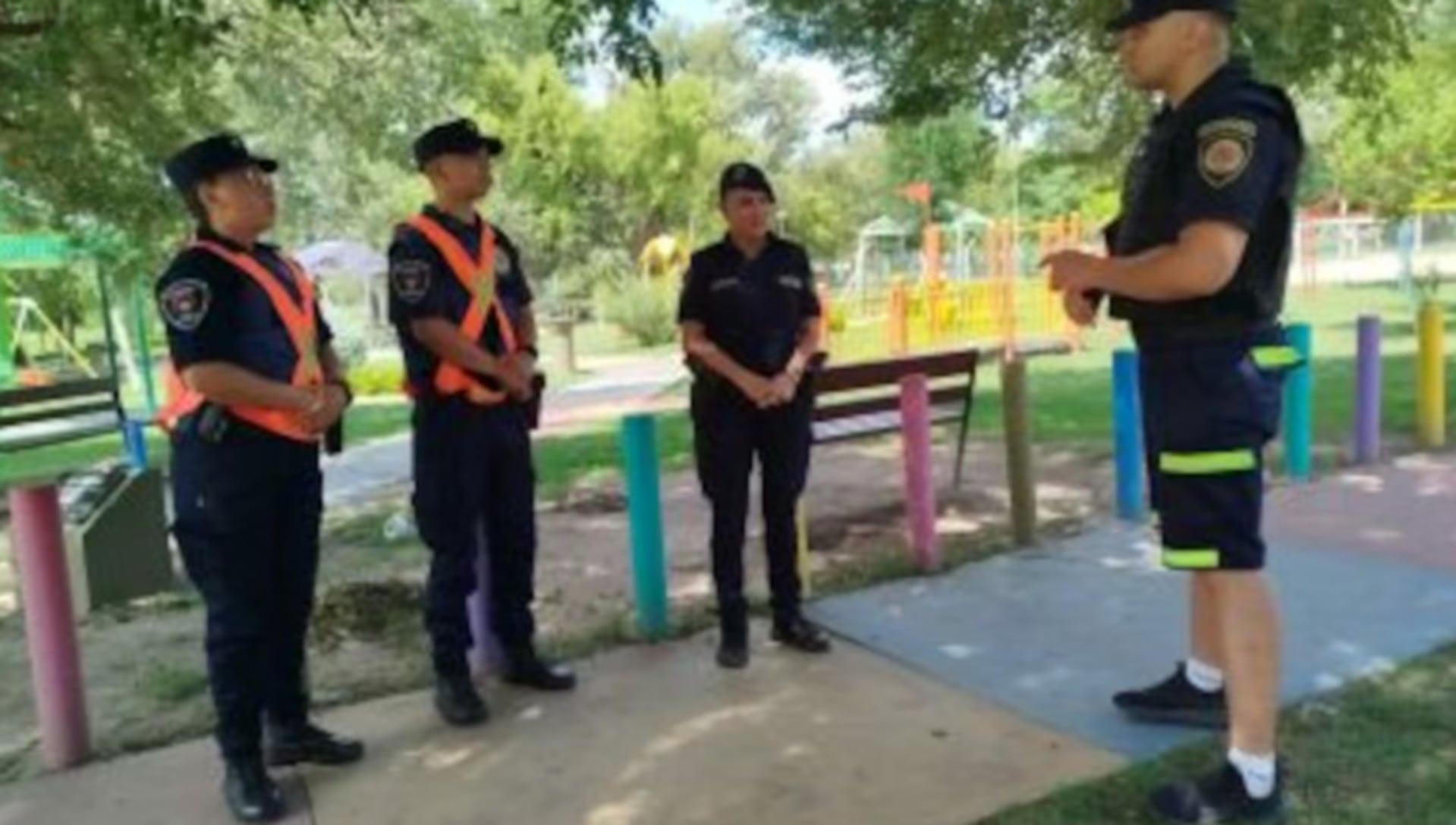 Dos aspirantes a policía de Córdoba, demostrando su entrenamiento, salvaron la vida de una beba que se atragantaba en un camping de Villa Dolores (El Ciudadano)