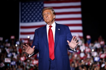 Donald Trump encabezó un acto de campaña en Novi, Michigan, el 26 de octubre de 2024 (REUTERS/Carlos Barria)