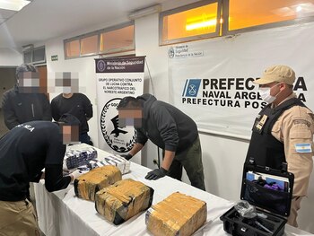 Agentes revisan el cargamento decomisado