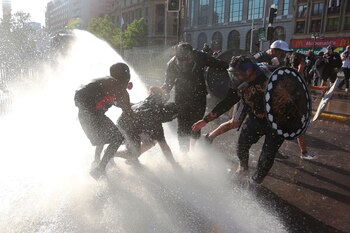 Manifestantes enfrentan a los carabineros