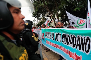 Integrantes de organizaciones políticas y sociales de centro e izquierda participan en una manifestación para defender los resultados presidenciales, este jueves frente a la sede del Jurado Nacional de Elecciones (JNE) en Lima (Perú). EFE/ Paolo Aguilar