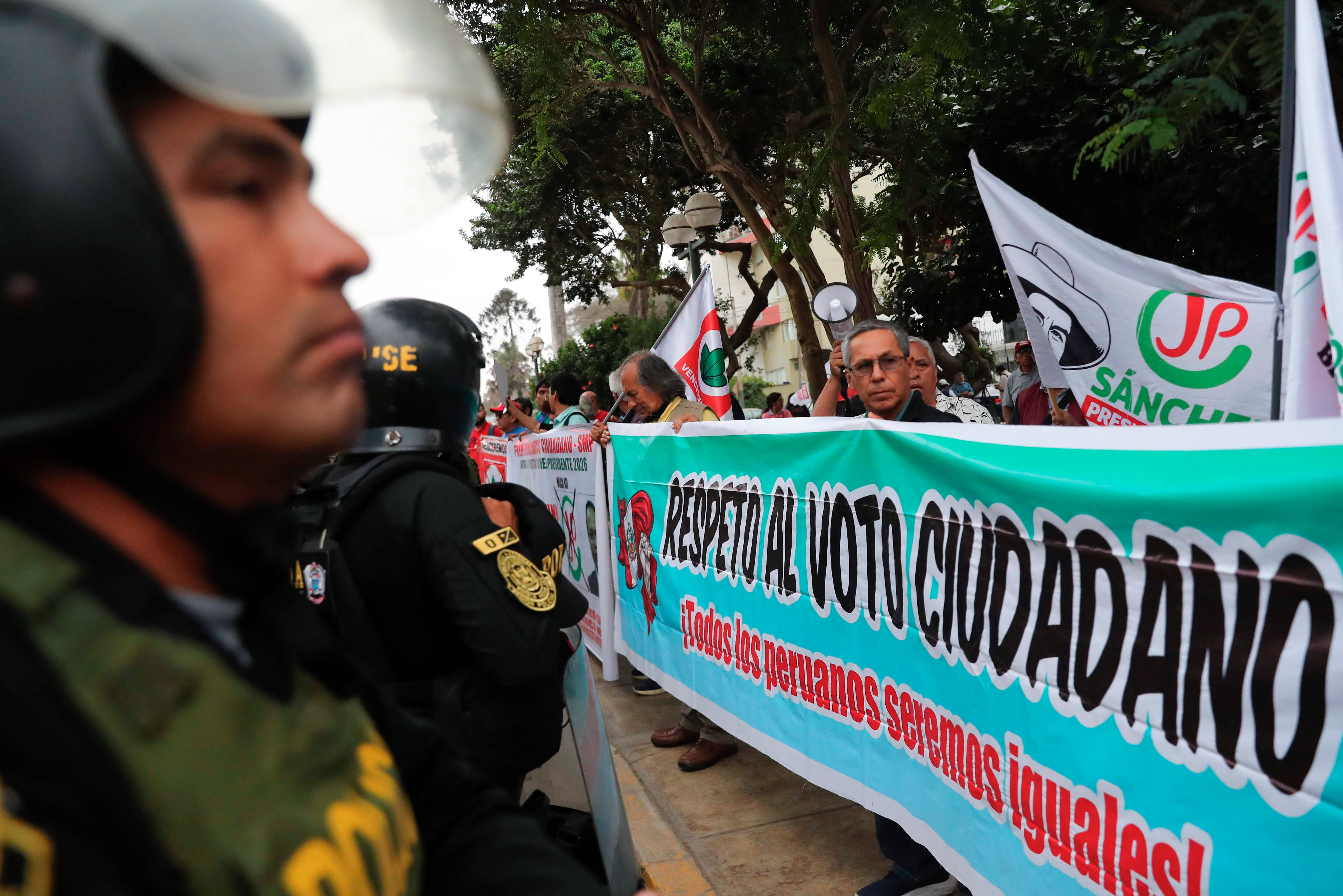Integrantes de organizaciones políticas y sociales de centro e izquierda participan en una manifestación para defender los resultados presidenciales, este jueves frente a la sede del Jurado Nacional de Elecciones (JNE) en Lima (Perú). EFE/ Paolo Aguilar