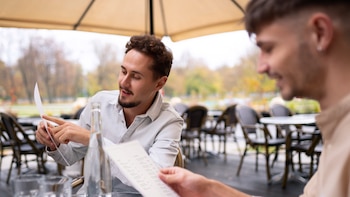 Los bares y restaurantes deberán cobrar al consumidor un suplemento extra por las latas y botellas: claves de la nueva normativa de la UE