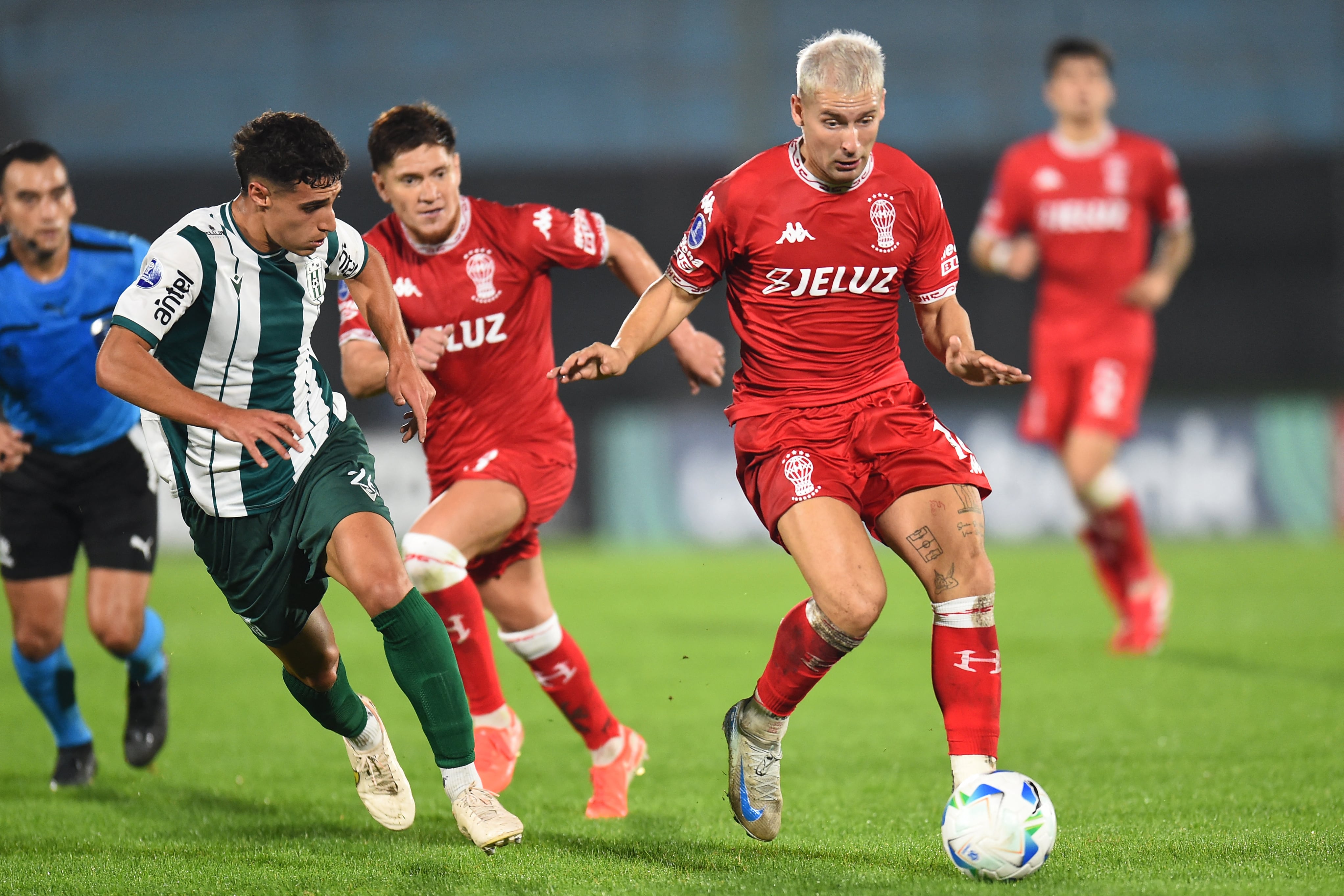 El mediocampista ofensivo, con la casaca de Huracán (Photo by DANTE FERNANDEZ / AFP)
