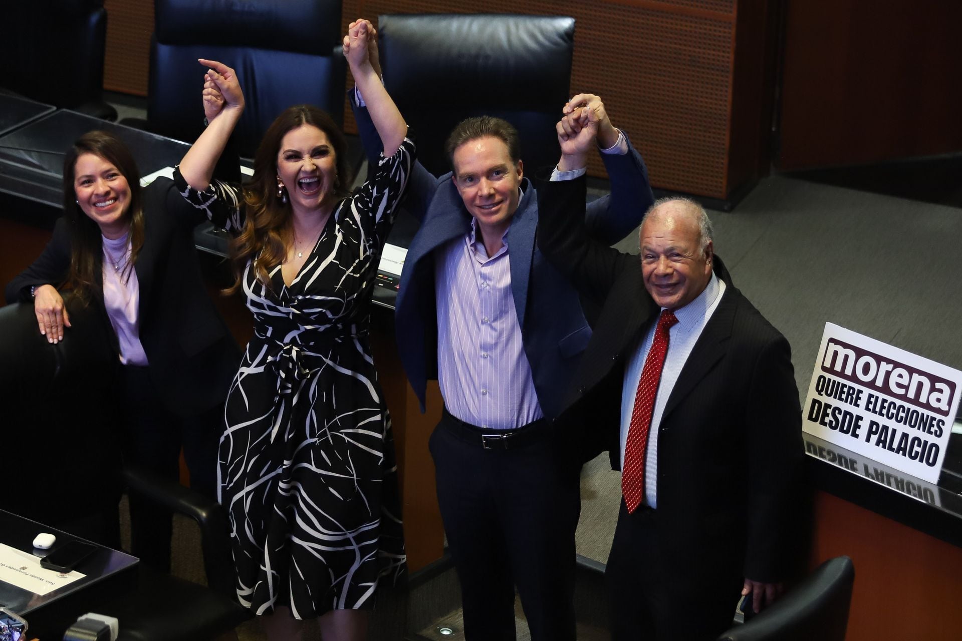 CIUDAD DE MÉXICO, 25MARZO2026.- Los coordinadores y vice coordinadoras de los grupos parlamentarios del Partido del Trabajo y el Partido Verde en el Senado, Manuel Velasco, Alberto Anaya, Giovanna Bañuelos y Karen Castrejón, celebran el anuncio del rechazo a qué la presidenta de México, Claudia Sheinbaum, aparezca en la boleta electoral como parte de la revocación de mandato. FOTO: DANIEL AUGUSTO/ CUARTOSCURO.COM