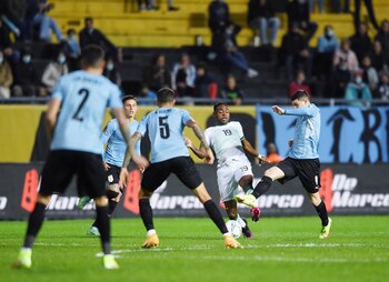 Enoumba, rodeado de cuatro uruguayos