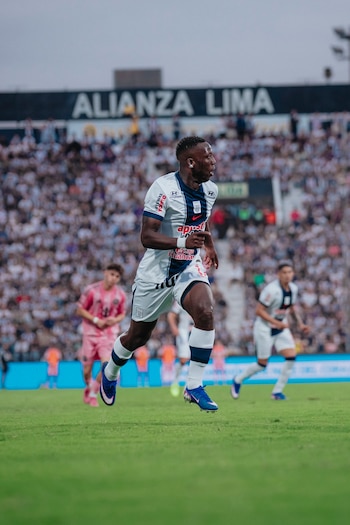 Luis Advíncula ya disputó sus