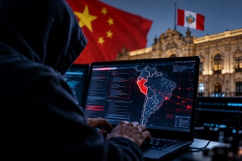 Persona con capucha negra frente a un portátil con un mapa de América del Sur que resalta Perú, con las banderas de China y Perú al fondo