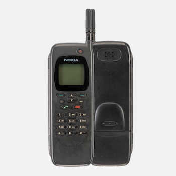 Teléfono Nokia 9000 Communicator de color gris oscuro, con teclado numérico, pantalla, botones de función y antena extendida
