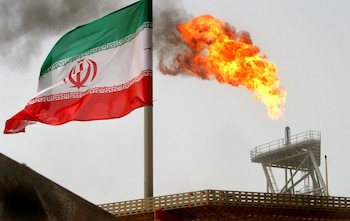 Se observa una llamarada de gas en una plataforma de producción de petróleo junto a una bandera iraní en el Golfo Pérsico (REUTERS/Raheb Homavandi/Archivo)