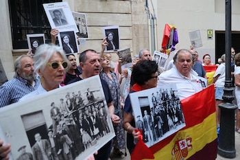 20/06/2024 Varias personas se concentran para pedir la dimisión del presidente del Parlament, Gabriel Le Senne, durante un pleno extraordinario en el Parlament balear, a 20 de junio de 2024, en Palma de Mallorca, Mallorca, Baleares (España). Durante la sesión plenaria, Prohens, ha informado sobre la constitución de la Mesa para el pacto por la sostenibilidad, en medio de la polémica desatada hoy después de que el presidente de la Cámara, Gabriel Le Senne, expulsara a las representantes del PSIB en la Mesa y rompiera una foto de Aurora Picornell, represaliada por el franquismo, en el transcurso del debate sobre la derogación de la ley de memoria.
POLITICA
Isaac Buj - Europa Press