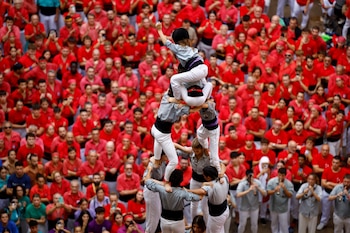 Miembros del grupo de castellers del barrio de Sants forman una torre humana durante la bianual competición de Tarragona, en octubre de 2024. / Reuters - Albert Gea
