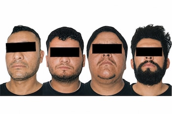 Cuatro hombres en fila horizontal con camisetas negras y franjas negras tapando sus ojos sobre un fondo blanco.