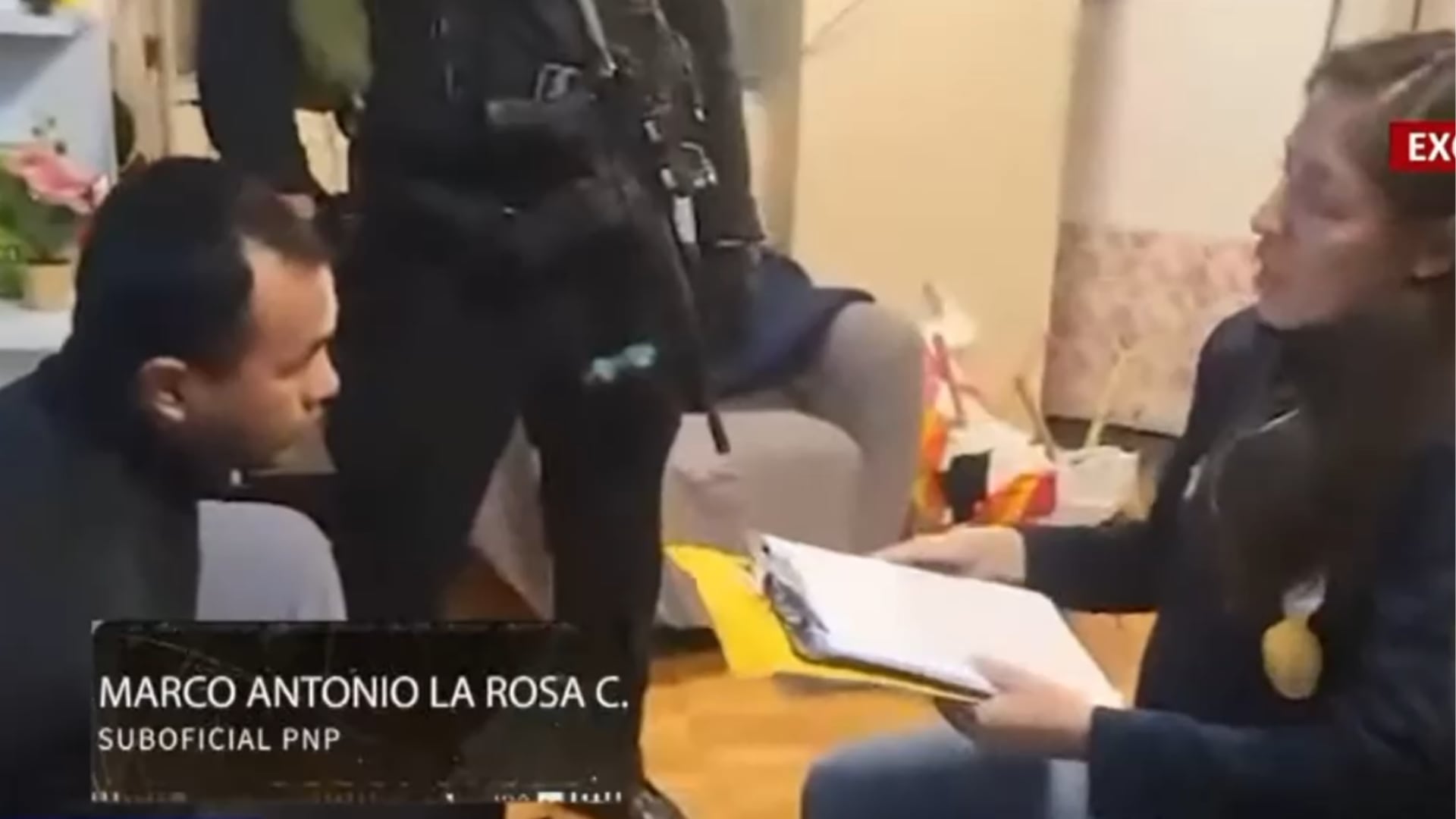 Una representante del Ministerio Público notifica al suboficial Marco Antonio La Rosa durante un operativo contra una red de minería ilegal en Perú. (Panorama)