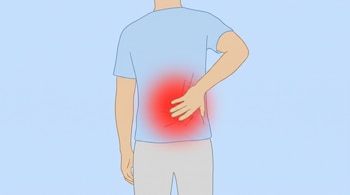 Ilustración del torso posterior de una persona con una mano apoyada en la zona lumbar resaltada en rojo sobre fondo azul.