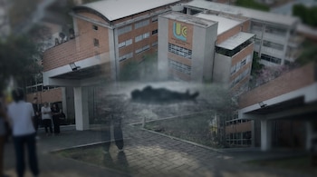 Collage desaturado de la Universidad Cooperativa de Colombia con edificios de ladrillo y un logotipo. Una silueta oscura y borrosa yace en el centro, rodeada de estudiantes difuminados.