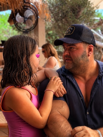 Barassi y su hija mayor, Emilia, teniendo un momento juntos mientras el conductor está "editado" con inteligencia artificial