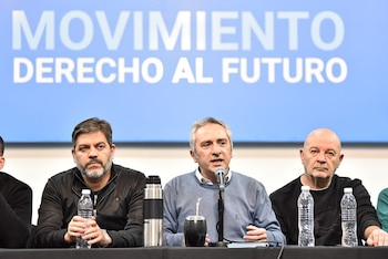 Tres hombres sentados frente a un cartel azul con el texto 'MOVIMIENTO DERECHO AL FUTURO'. Uno de ellos habla por un micrófono, con un termo y un mate
