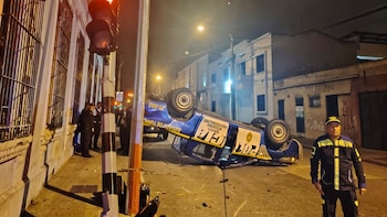 Motorista se pasó el semáforo en rojo y provocó un choque múltiple con una patrulla volcada en Guatemala