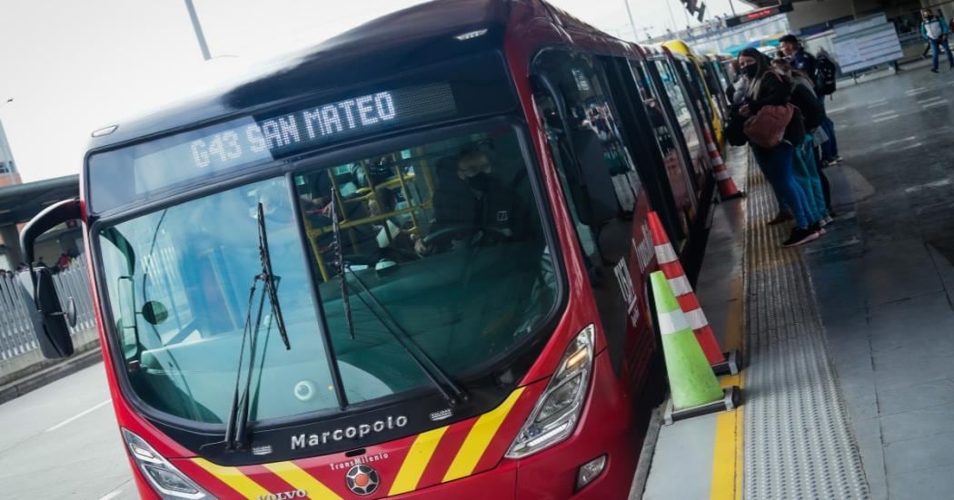 La aplicación TransMiApp permite planificar rutas, consultar horarios y monitorear buses en tiempo real para llegar con facilidad al puesto de votación - crédito TransMilenio