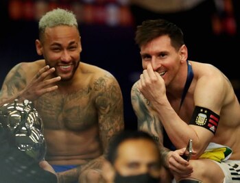 Neymar y Lionel Messi hablando