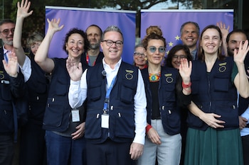 Integrantes de la Misión de Observación Electoral de la Unión Europea (UE) saludan antes de dirigirse a varios centros de votación a nivel nacional. EFE/ Paolo Aguilar