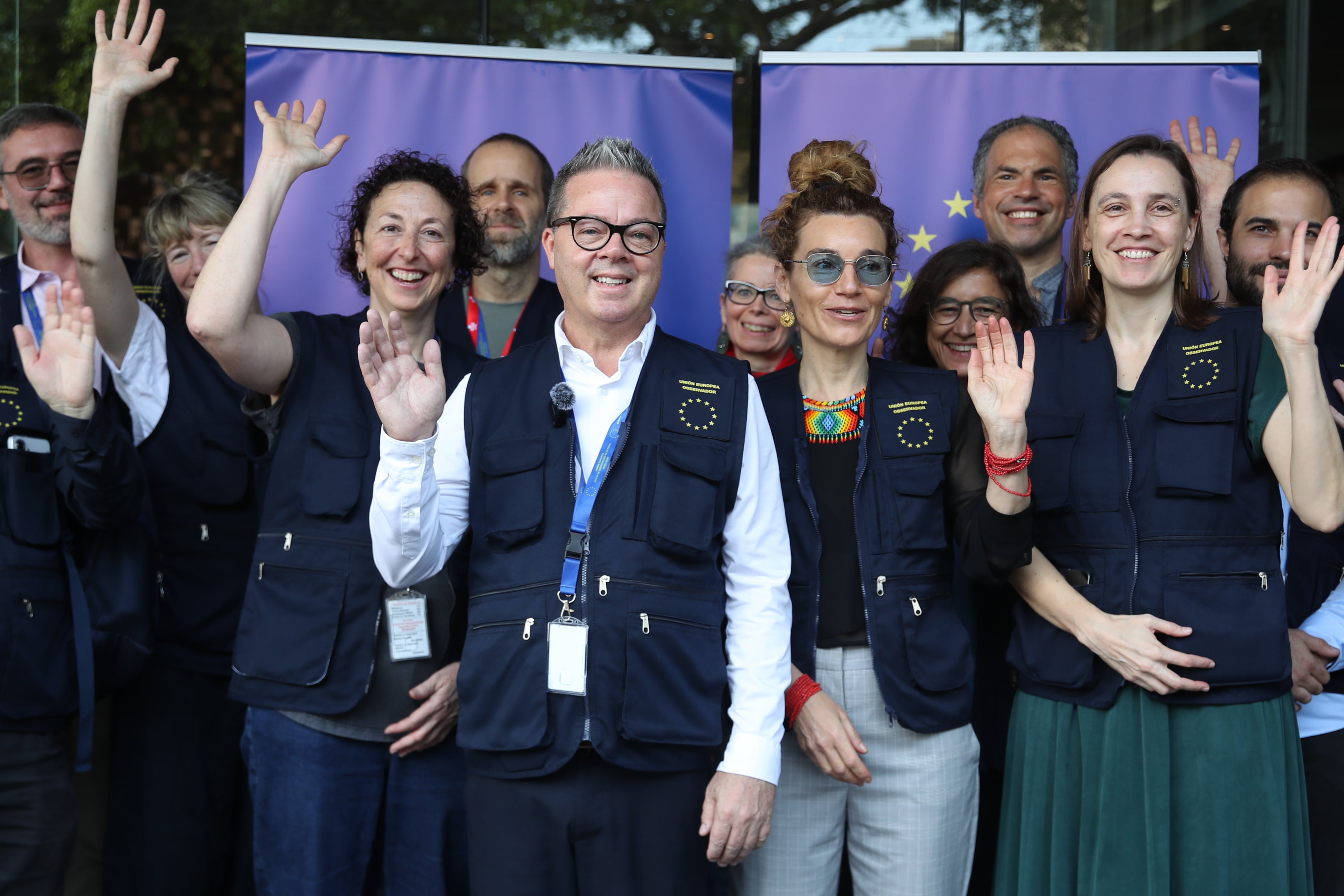 Integrantes de la Misión de Observación Electoral de la Unión Europea (UE) saludan antes de dirigirse a varios centros de votación a nivel nacional. EFE/ Paolo Aguilar