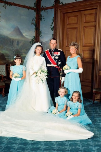 Retrato oficial de Harald V y la reina Sonia el día de su boda (GROSBY GROUP).