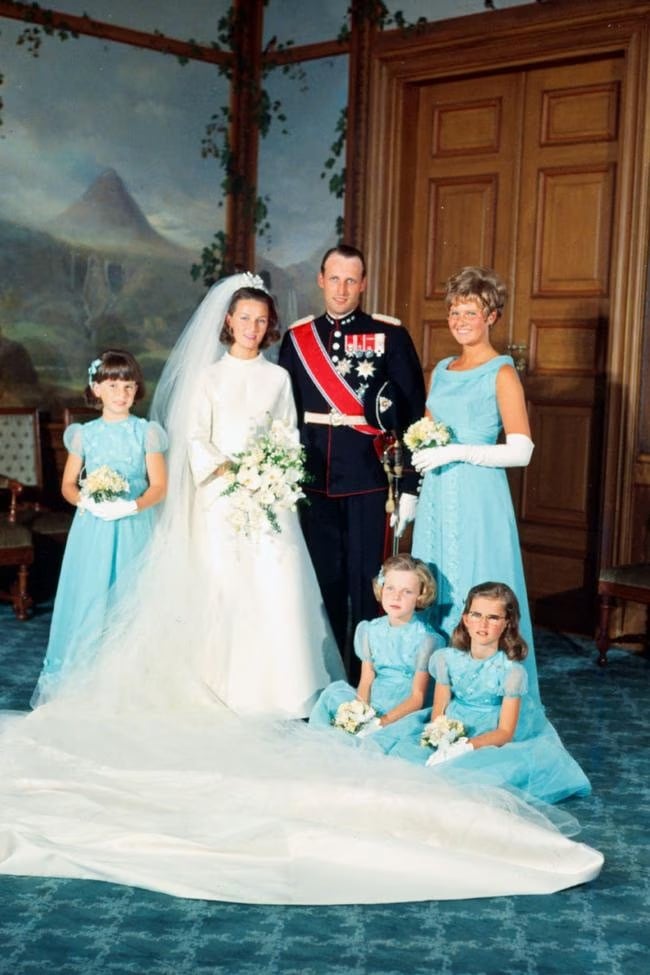 Retrato oficial de Harald V y la reina Sonia el día de su boda (GROSBY GROUP).