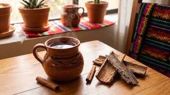 El té que los mexicanos toman para el dolor de estómago y que estudios vinculan con menos inflamación intestinal