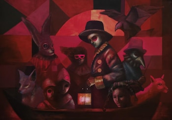 Pintura con varias figuras humanas con máscaras, cabezas de animales y sombreros sobre un fondo geométrico en tonos rojos y oscuros
