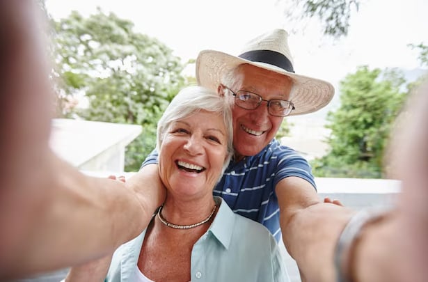 Los superagers son personas profundamente involucradas con el mundo. Mantienen relaciones significativas, conservan curiosidad, aprenden cosas nuevas, participan en actividades, sostienen responsabilidades y, sobre todo, parecen conservar una sensación de propósito (Freepik)