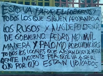 La narcomanta fue localizada afuera del jardín de niños José Vasconcelos, en la colonia González Ortega, al oriente de Mexicali. (X @AugustoMaximus_)