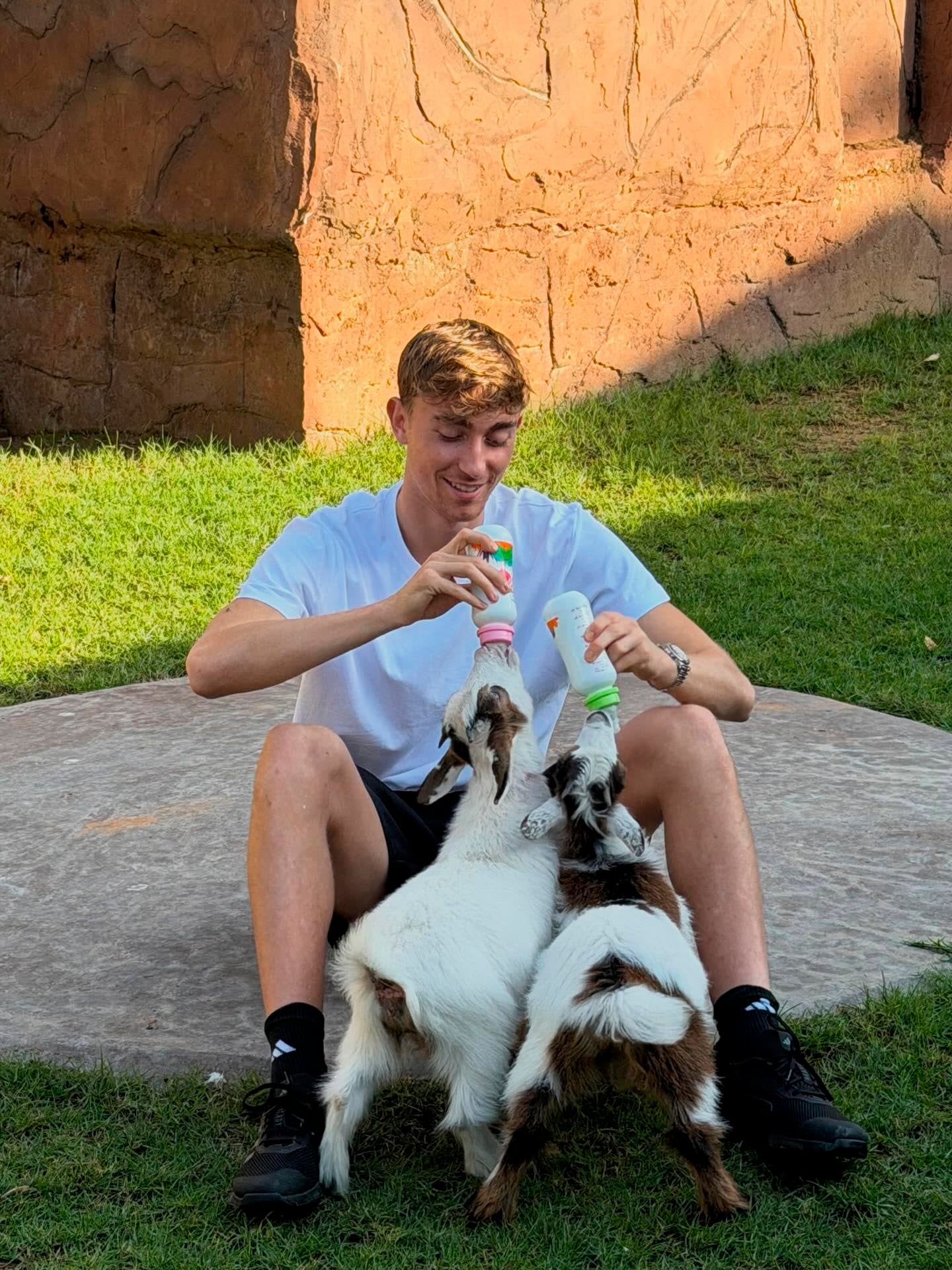 El futbolista alimentó a algunos alnimales durante su visita