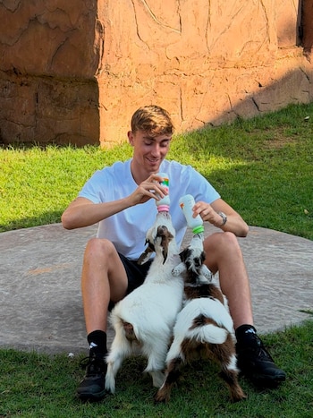 El futbolista alimentó a algunos