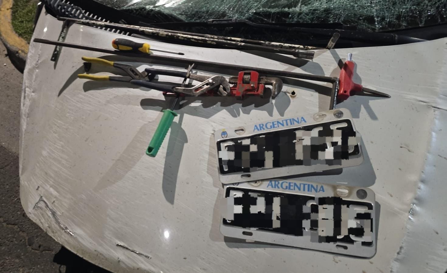 Los elementos encontrados dentro del vehículo que tenía pedido de captura