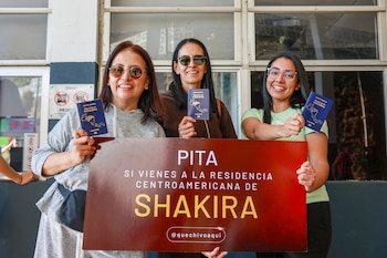 Hondureñas posan con los carteles