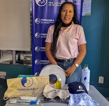 FUNDAHABLA ayudó a Aracely Aquino a recuperar la voz y la integró como apoyo para otros pacientes laringectomizados en El Salvador. (Foto cortesía FUNDAHABLA)